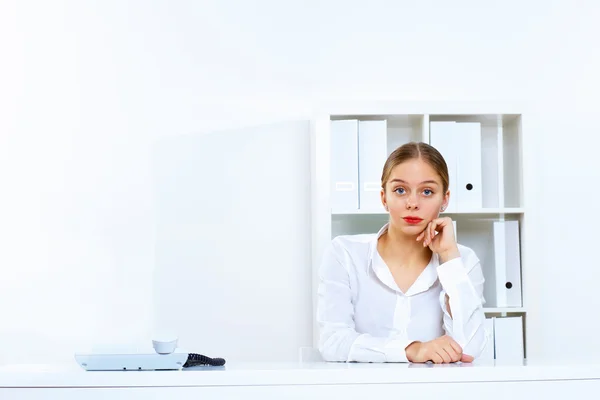 Ung kvinna med en telefon i office — Stockfoto