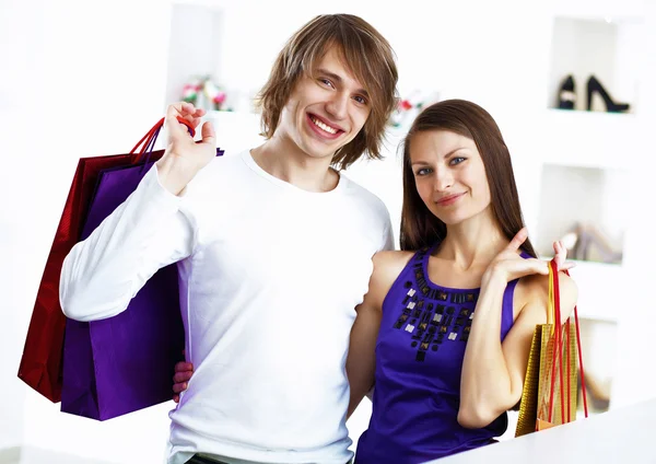 Casal jovem fazendo compras juntos — Fotografia de Stock