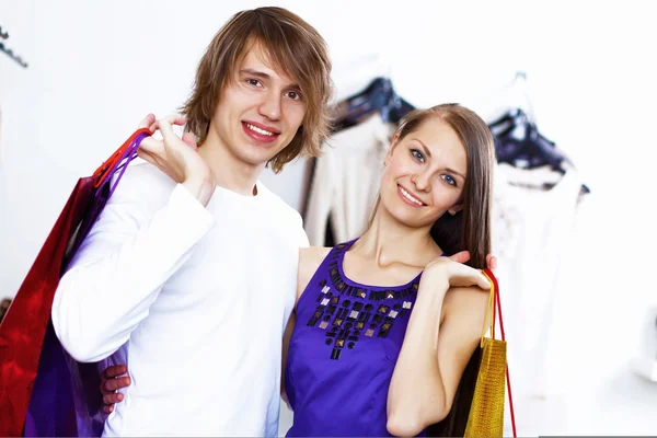 Молода пара робить покупки разом — стокове фото
