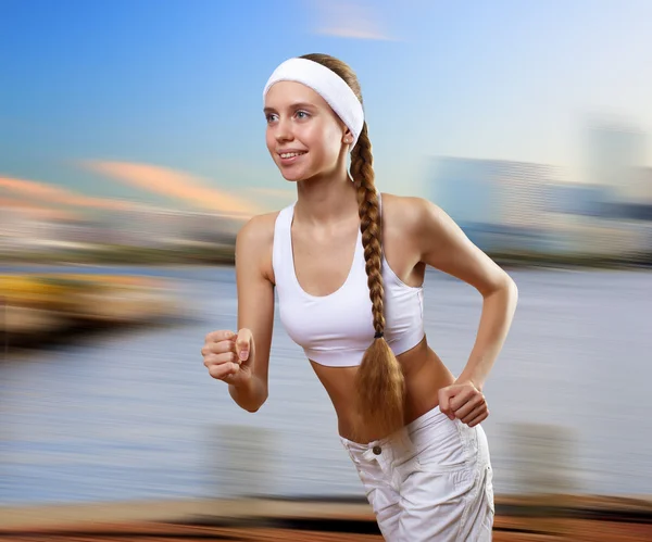Молодая здоровая женщина занимается спортом — стоковое фото