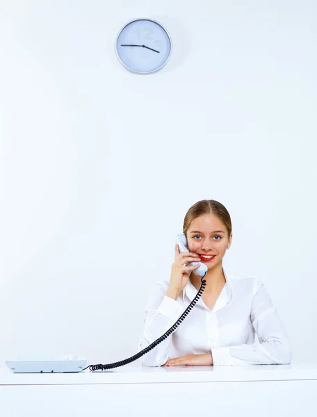 Ofiste bir telefon olan kadın — Stok fotoğraf