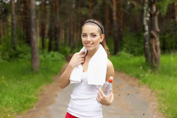 Jonge vrouw doen buiten sport — Stockfoto