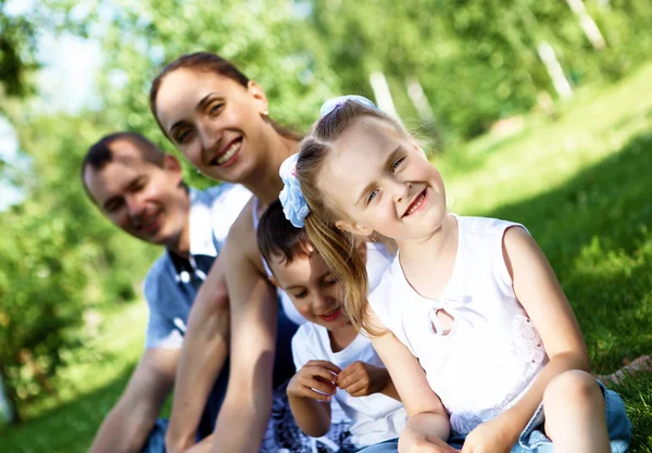 Familia con dos niños en el parque de verano —  Fotos de Stock