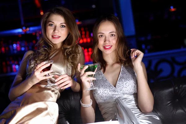 Jovem mulher no clube noturno com uma bebida — Fotografia de Stock