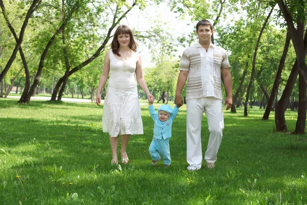 Ung familj tillsammans i parken — Stockfoto