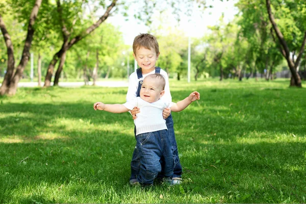 Dos hermanitos juntos en el parque — Foto de Stock