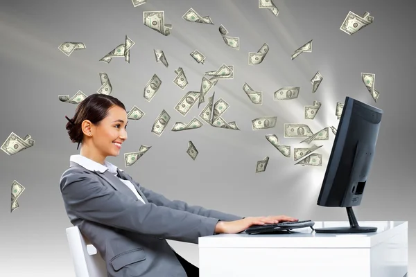 Бізнес-леді на робочому місці і грошові символи — стокове фото