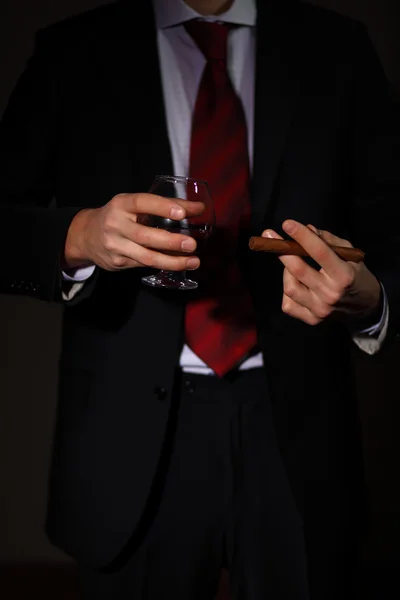Man met cognac en een sigaar — Stockfoto