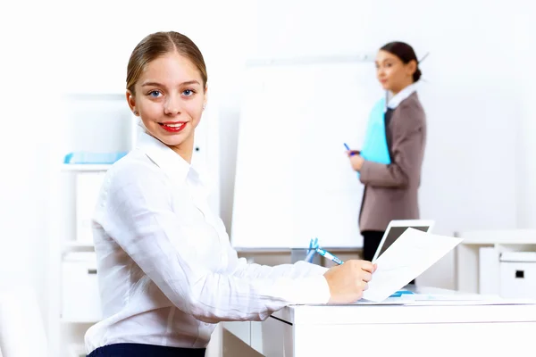 Junge Frauen in Businesskleidung arbeiten im Büro — Stockfoto