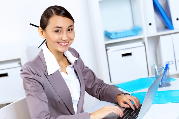 Giovane donna in abbigliamento business che lavora in ufficio — Foto Stock