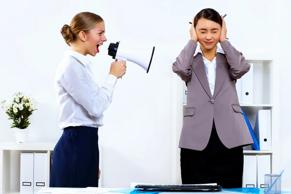 Ofiste bir megafon ile genç kadın — Stok fotoğraf