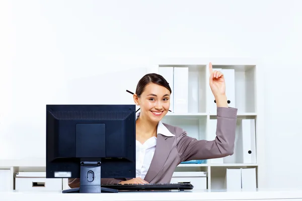 Young woman generating ideas in office — Stock Photo, Image