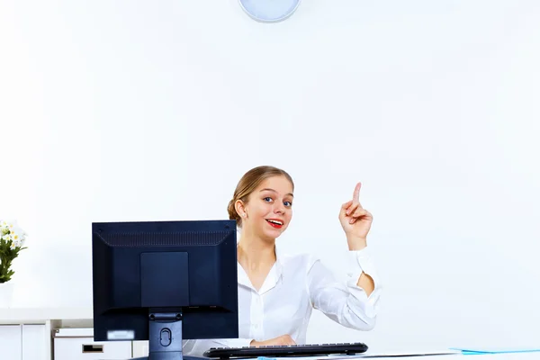 Mujer joven generando ideas en la oficina — Foto de Stock