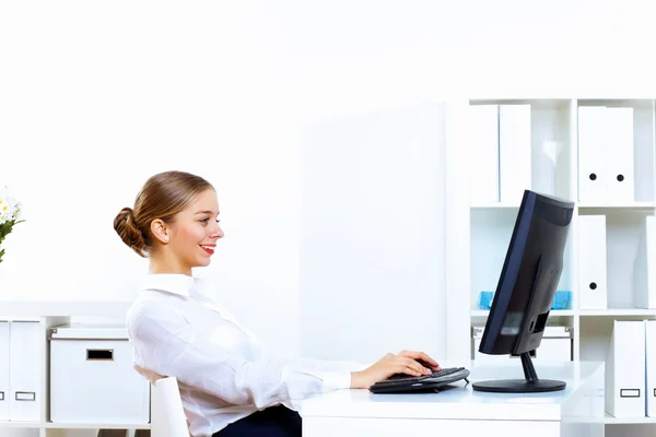 Mladá žena v podnikání opotřebení pracující v kanceláři — Stock fotografie