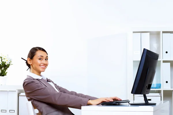 Ung kvinna i business slitage arbetar på kontor — Stockfoto