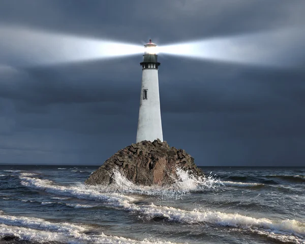Deniz feneri ışık demeti ile — Stok fotoğraf