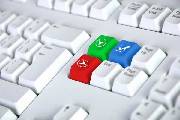 Onay işareti simgesi olan bilgisayar klavye — Stok fotoğraf