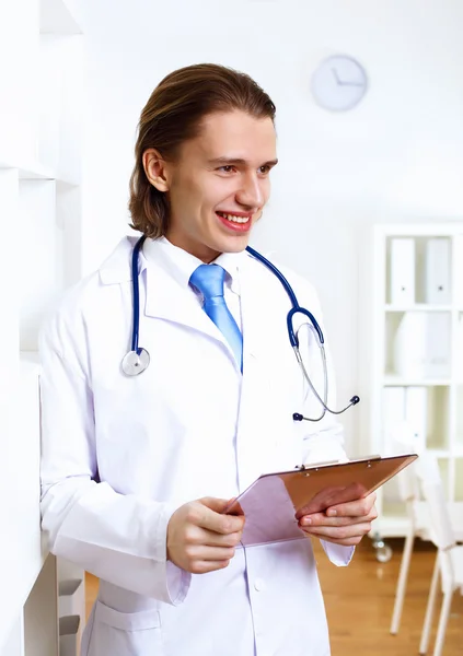 Дружелюбный врач в медицинском кабинете — стоковое фото