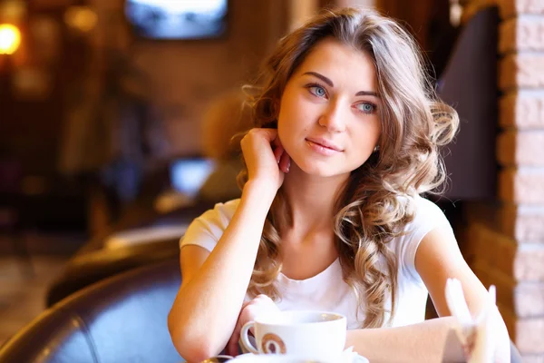 Jovem mulher bonita sentada no restaurante — Fotografia de Stock