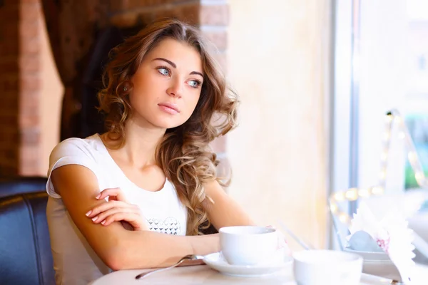 Jovem mulher bonita sentada no restaurante — Fotografia de Stock