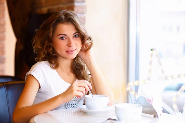 Joven bonita mujer sentada en el restaurante —  Fotos de Stock