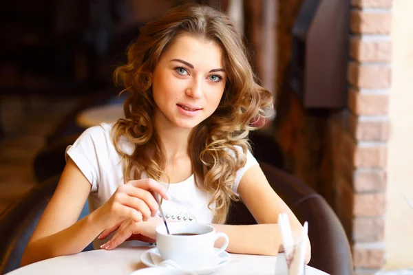 レストランに座っている若いきれいな女性 — ストック写真