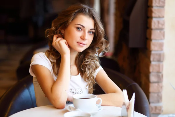 Giovane bella donna seduta nel ristorante — Foto Stock