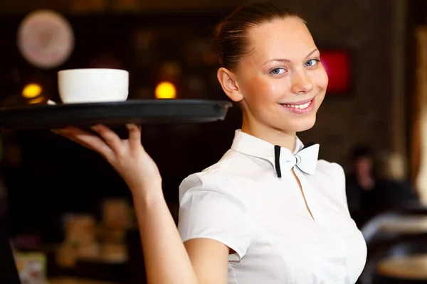Портрет молодой официантки с подносом — стоковое фото