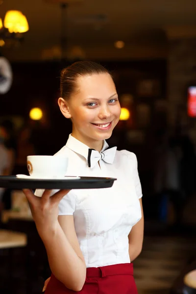 Retrato de una joven camarera sosteniendo una bandeja —  Fotos de Stock