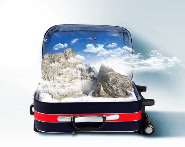 Czerwoną walizkę z snowy góry wewnątrz — Zdjęcie stockowe