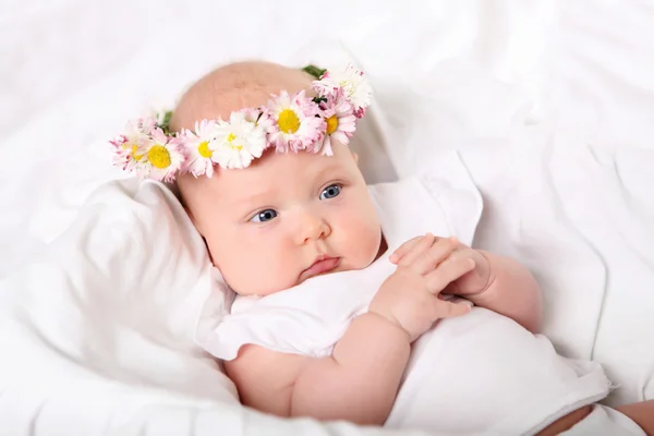 Retrato de un bebé con una corona —  Fotos de Stock