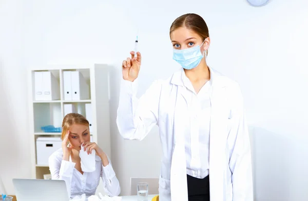 Zdravotní sestra s injekční stříkačkou to očkování v úřadu — Stock fotografie