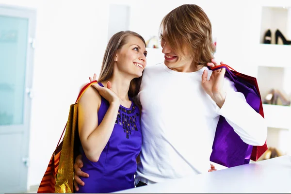 Casal jovem fazendo compras juntos — Fotografia de Stock