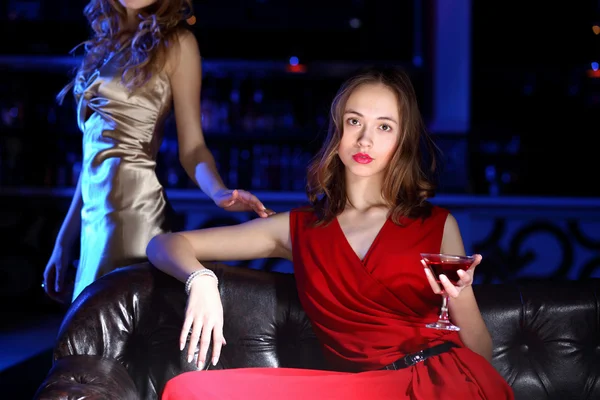 Jovem mulher no clube noturno com uma bebida — Fotografia de Stock