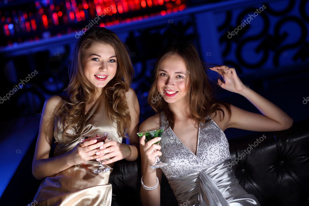 Две подружки отлично развлеклись в ночном клубе