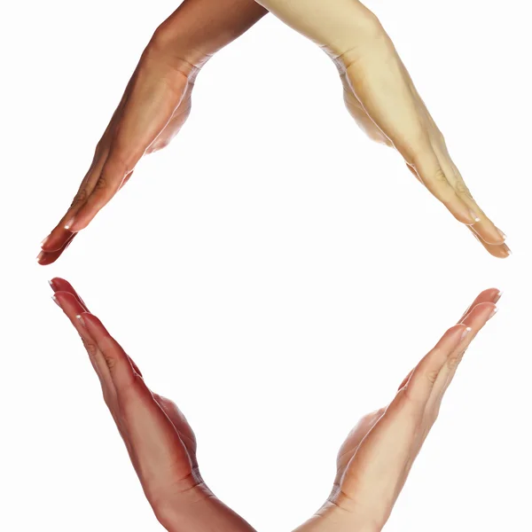 Человеческие руки как символ этнического разнообразия — стоковое фото