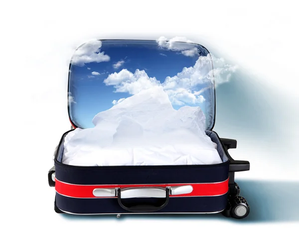 Roter Koffer mit verschneiten Bergen im Inneren — Stockfoto