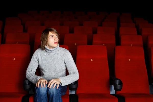 Jonge man in de film kijken naar film — Stockfoto