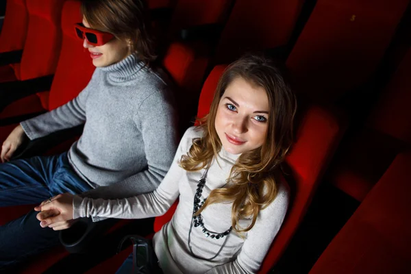 Young couple in cinema watching movie — Stock Photo, Image