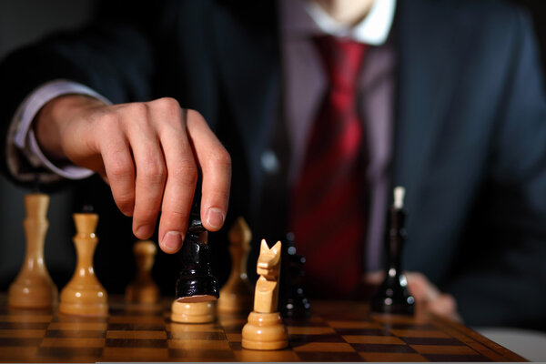 Бизнесмен играет в шахматы
