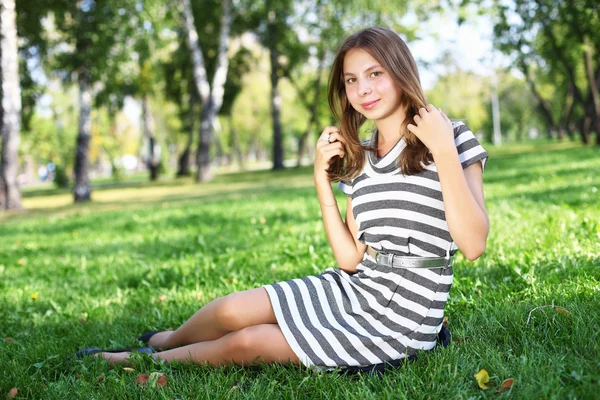 Молода жінка в літньому парку — стокове фото