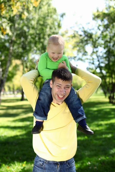 Ο πατέρας με το μικρό του γιο στο πάρκο — Φωτογραφία Αρχείου