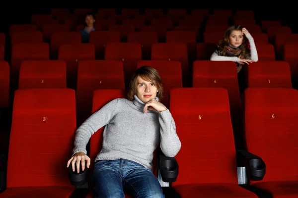 Joven en el cine viendo películas — Foto de Stock