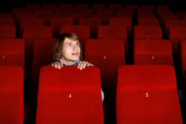 Junger Mann im Kino sieht Film — Stockfoto