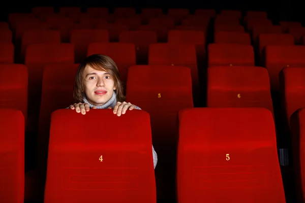 Giovane nel cinema a guardare film — Foto Stock