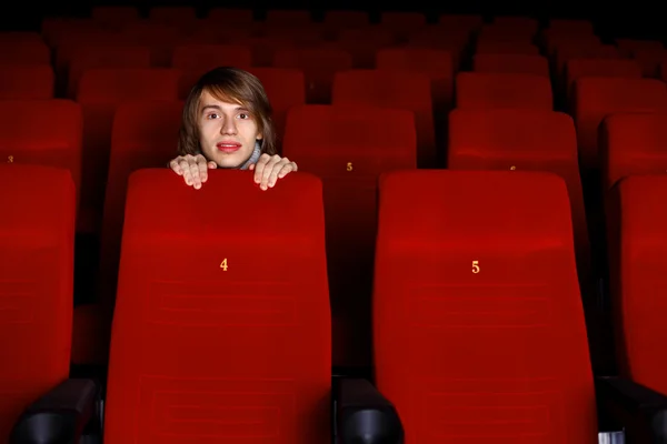 सिनेमा में युवा आदमी फिल्म देख रहा है — स्टॉक फ़ोटो, इमेज