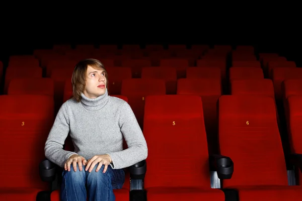 Młody człowiek w kinie oglądając film — Zdjęcie stockowe