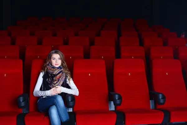 Jeune fille dans le cinéma regarder le film — Photo