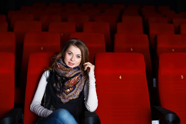 Νεαρό κορίτσι στον κινηματογράφο, παρακολουθώντας την ταινία — Φωτογραφία Αρχείου