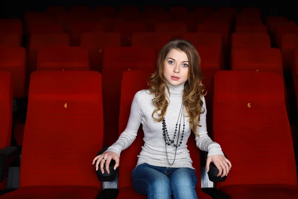 Młoda dziewczyna w kinie oglądając film — Zdjęcie stockowe